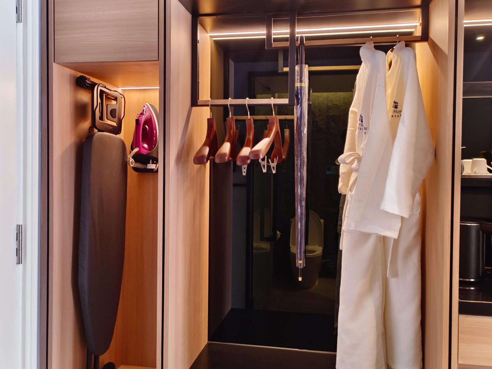 Hotel Royal Signature Kuala Lumpur Exterior photo A wardrobe